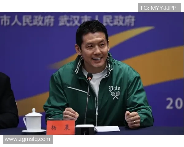 中国足球明星五十几岁了依然活跃于赛场展现传奇风采